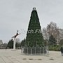 На площади у ДК «Корабел» почти собрали елку