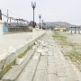 Неизвестные разрушили около 50 метров ограждения на набережной Коктебеля