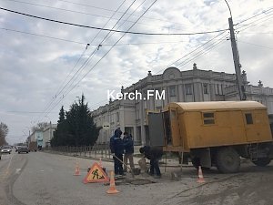 В Керчи отремонтировали люк на Свердлова