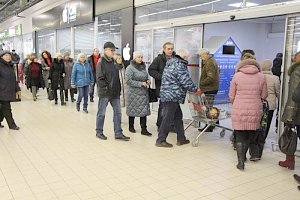Сотрудники МЧС в торговых центрах Симферополя устроили предновогодние проверки пожарной безопасности