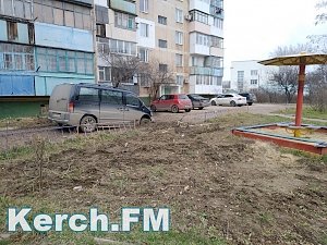 Фотофакт: в Керчи машина попала в ловушку водоканала