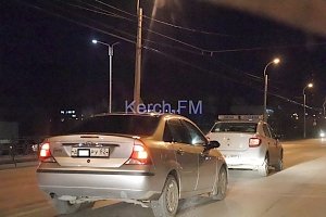 Третья авария за вечер в Керчи: в «тянучке» на КУОРе догнали друг друга «Форд» и «Рено»