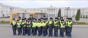 В Севастополе сотрудники ГИБДД совместно с отрядами ЮИД проводят практикумы по безопасности при поездке в школьном автобусе