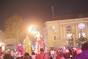 Театр на ходулях и пламя огня: по Керчи прошёл парад Дед Морозов