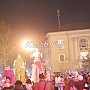 Театр на ходулях и пламя огня: по Керчи прошёл парад Дед Морозов