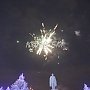 Зажжение огней на новогодней елке в Керчи закончилось фейерверком