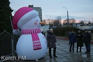 Огни на елке зажгли около ДК «Корабел»