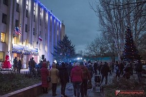 В районе Войкова также зажгли огни на новогодней красавице