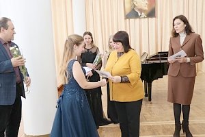 Студенты Симферопольского музыкального училища получили свидетельства о присуждении премии им. Алемдара Караманова