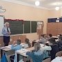 В рамках акции «Полицейский Дед Мороз» севастопольские полицейские наркоконтроля проводят занятия со школьниками и вручают подарки
