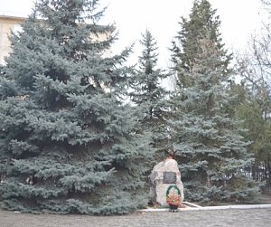 В честь Дня спасателя прошло торжественное возложение цветов к «Памятному знаку сотрудникам, погибшим при исполнении служебного долга»