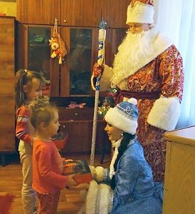 Полицейский Дед Мороз и внучка Снегурочка поздравили с наступающим Новым годом подшефные семьи