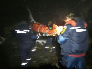 1,5 км на носилках несли крымские спасатели мужчину, которому стало плохо в горах