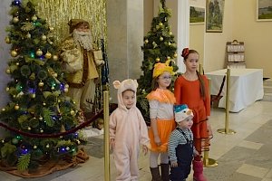 250 маленьких ялтинцев побывали на новогоднем празднике, организованном администрацией города