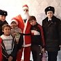 В Джанкое полицейский Дед Мороз поздравил детей