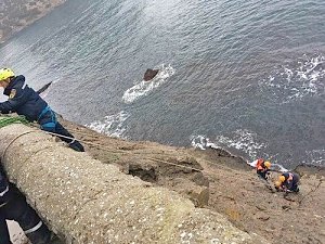 Мужчина сорвался с оградительного бордюра в море в районе тропы Голицына