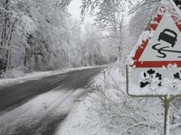 ГИБДД призывает водителей быть особенно осторожными на дорогах в ближайшие сутки