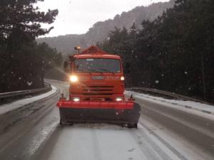 Одна полоса дороги на Ай-Петри расчищена, движение авто возобновлено