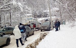 Крымские спасатели оказали помощь нескольким десяткам автомобилистов, попавшим в снежные завалы на дорогах