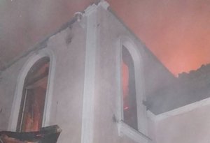 Пожарные ликвидировали пожар в двухэтажном доме в Бахчисарайском районе
