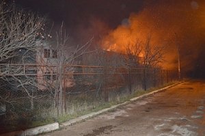 Севастопольские спасатели ликвидировали крупный пожар в поселке Кача