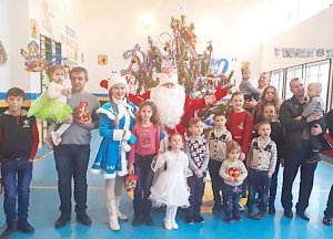Полицейский Дед Мороз поздравил семьи Симферопольского района с наступившим Новым годом