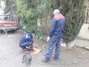 В Алуште демонтировали нарушающие закон ограничители движения