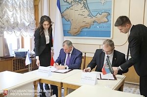 Крым подписал Соглашения о межпарламентском сотрудничестве с ДНР и ЛНР