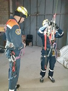 Сотрудники МЧС провели занятие по совершенствованию навыков работы с альпинистским снаряжением