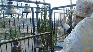 В храме святителя Луки в Алуште установлены и освящены колокола