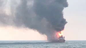 Горящие в Чёрном море суда опасно накренились и имеют возможность затонуть