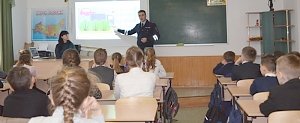 В Севастополе сотрудники ГИБДД повторяют со школьниками правила перехода проезжей части