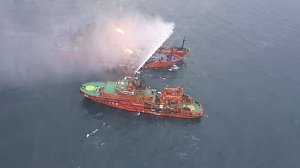Горящие в чёрном море танкеры опасно приблизились к берегам Крыма