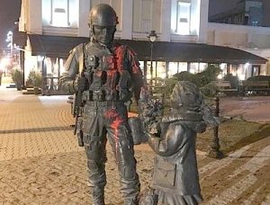 Памятник «Вежливым людям» в Симферополе осквернил гражданин Украины