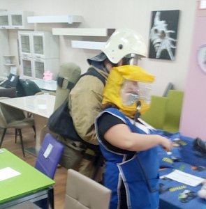 Крымские пожарные ликвидировали условный пожар в мебельном магазине