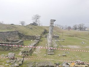 Состояние колонны Пританей в Керченском музее не критическое