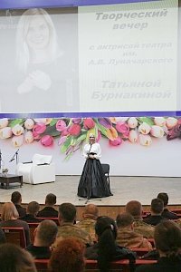 Севастопольские полицейские встретились с актрисой театра им. А. В. Луначарского Татьяной Бурнакиной