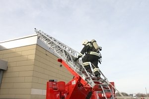 Симферопольские пожарные провели тренировку в торговом центре «Ашан»
