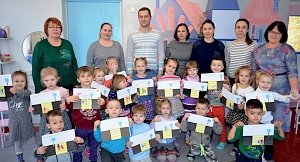 Сотрудники ГИБДД Севастополя призывают родителей к ответственному поведению на дороге при помощи детских рисунков
