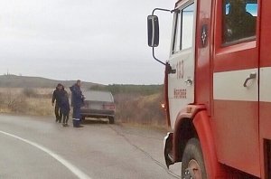 На трассе Судак-Алушта ВАЗ съехал в кювет