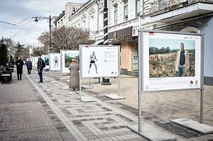 Фотовыставка под открытым небом «Герои России, какими их не видел никто» открылась в столице Крыма