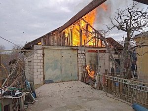 В Бахчисарайском районе горел сарай и автомобиль