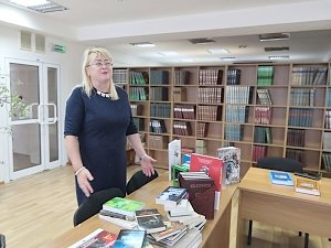 От Брэдбери до Курчатова: Ирина Кивико передала книги в библиотеку