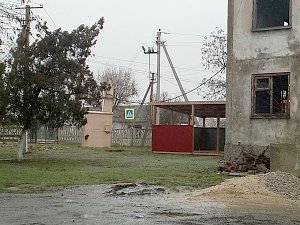 В селе Батальное Ленинского района новые беседки для детей установили поблизости от туалетов и выгребного колодца