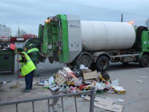 Коммунальные службы в праздничные дни ожидают в столице Крыма увеличение количества мусора на 40%