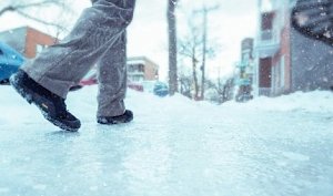 Будьте осторожны, передвигаясь по улицам во время гололёда и гололедицы!