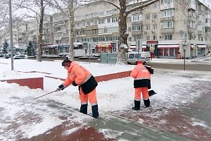 За выходные на симферопольские дороги высыпали 290 тонн противогололёдного реагента