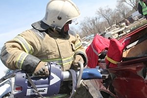 Спасатели оттачивают мастерство. В Севастополе прошли соревнования по ликвидации последствий ДТП