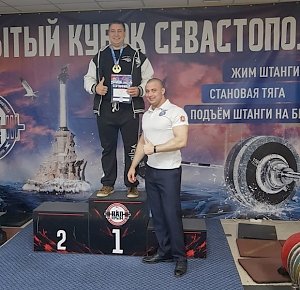 Севастопольский полицейский занял первое место в ежегодном соревновании по пауэрлифтингу
