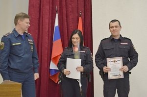 Руководитель севастопольского чрезвычайного ведомства вручил благодарственные письма полицейским, спасшим людей при пожаре